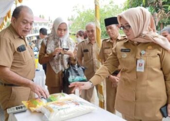 Pj Walikota Lusje Pantau Langsung Operasi Pasar Murah di Kecamatan Girimaya