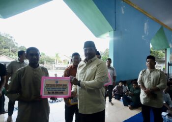 Usai Safari Ramadan di Masjid Al Ikhsan, Pj Safrizal Serahkan bantuan dana hibah kepada sejumlah yayasan
