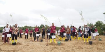 PT Timah dan Polda Babel Tanam 1800 Pohon Kayu Putih di Lahan Kritis 