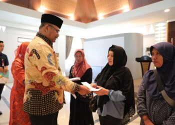 Pj Gubernur Safrizal bersama BKOW Babel Salurkan Bantuan ke Lansia hingga Anak Yatim