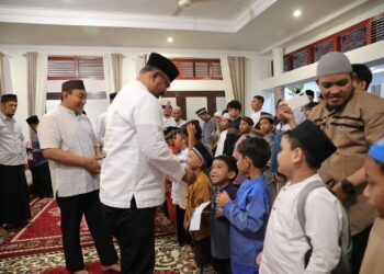 Pj Gubernur Babel Serahkan 1500 Al-Quran dan Santuni 50 Anak Yatim Piatu