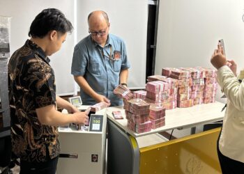 Tim Penyidik Kejagung berhasil melakukan penyitaan terhadap barang bukti elektronik, kumpulan dokumen terkait dan uang tunai.