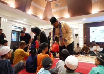 Pj Gubernur Safrizal beserta istri serahkan santunan kepada 40 anak yatim