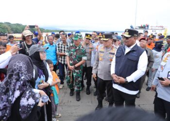Pj Gubernur Babel Tinjau Kelancaran Arus Mudik di Pelabuhan Tanjung Kalian