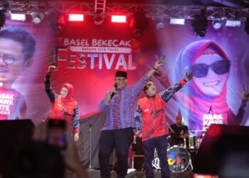 Pj Gubernur Safrizal Sapa Masyarakat Basel dan Nyanyikan Lagu Iwan Fals di Bekecak Festival