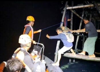 Kapal Milik Nelayan Tenggelam Dihantam Ombak Dekat Pulau Semujur, Dua Pemancing Diantaranya Sempat Hanyut