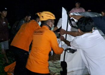 Tubuh Korban Terjepit, Proses Evakuasi Kecelakaan di Ruas Jalan Desa Kace Ini Berlangsung Dramatis