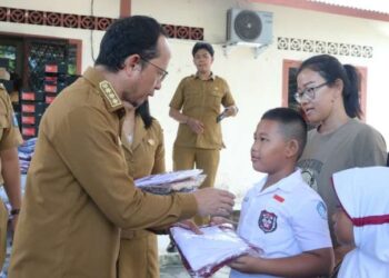 Algafry Bagikan Bantuan Perlengkapan Sekolah di Dua Desa