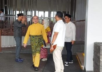 Dengan Pakaian Adat Melayu, Erzaldi Rosman Djohan Berangkat Temui Yuri Kemal di Manggar