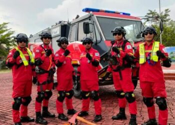 Tim Damkar PT Timah Diterjunkan Bantu Padamkan Kebakaran di Kampung Bintang