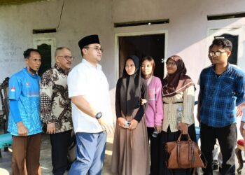 Erzaldi Rosman Bantu Perbaiki Tiga Rumah Warga Desa Terak, Diharapkan dapat Bermanfaat