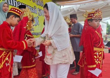 Apresiasi Rina Tarol untuk Santri Khataman Al Qur’an dan Perayaan Maulid Nabi di Bangka Selatan