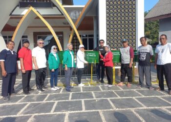 Timah Serahkan Puluhan Tong Sampah untuk Warga Teluk Rubiah