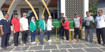 Timah Serahkan Puluhan Tong Sampah untuk Warga Teluk Rubiah