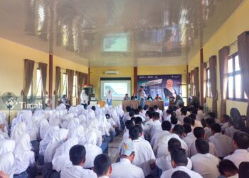 Direktur Keuangan dan Manajemen Risiko PT Timah Datangi SMA Negeri 1 Mentok Serahkan Bantuan Laptop dan Motivasi Para Pelajar