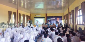 Direktur Keuangan dan Manajemen Risiko PT Timah Datangi SMA Negeri 1 Mentok Serahkan Bantuan Laptop dan Motivasi Para Pelajar