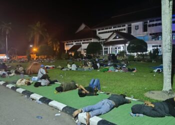 Ratusan Massa Tolak Tambang Laut Beriga Pilih Menginap di Kantor Gubernur Babel