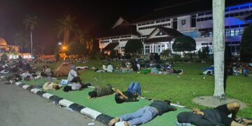 Ratusan Massa Tolak Tambang Laut Beriga Pilih Menginap di Kantor Gubernur Babel