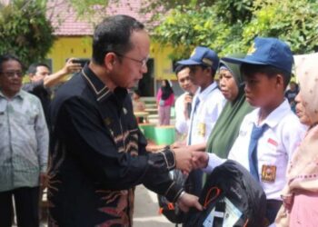 Tingkatkan Semangat Belajar, Algafry Serahkan Perlengkapan dan Peralatan Sekolah Jenjang SD dan SMP