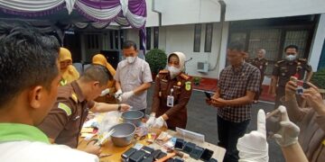 Kejari Pangkalpinang Musnahkan Barang Bukti dari 75 Perkara