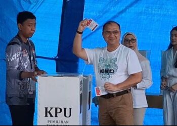 Gunakan Hak Pilih, Erzaldi Rosman dan Keluarga Nyoblos di TPS 001 Beluluk