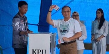 Gunakan Hak Pilih, Erzaldi Rosman dan Keluarga Nyoblos di TPS 001 Beluluk
