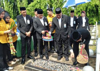 Kenang Mendiang Dirut Pertama BSB, Jajaran Direksi dan Komisaris Bank Sumsel Ziarah dan Tabur Bunga