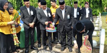 Kenang Mendiang Dirut Pertama BSB, Jajaran Direksi dan Komisaris Bank Sumsel Ziarah dan Tabur Bunga