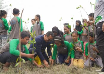 Bersama Pelajar di Kabupaten Bangka, PT Timah Tanam 3000 Bibit Mangrove di Pantai Takari