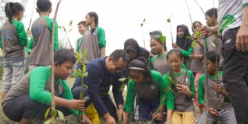 Bersama Pelajar di Kabupaten Bangka, PT Timah Tanam 3000 Bibit Mangrove di Pantai Takari