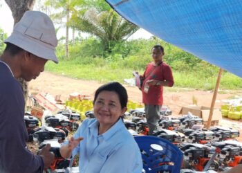 Senyum Sumringah Warga Pesisir Usai Terima Mesin Kapal BBG, Rina Tarol Sebut akan Perjuangkan Bantuan Alat Tangkap Nelayan