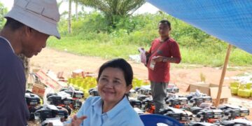 Senyum Sumringah Warga Pesisir Usai Terima Mesin Kapal BBG, Rina Tarol Sebut akan Perjuangkan Bantuan Alat Tangkap Nelayan