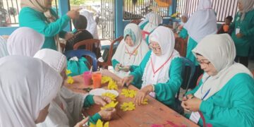 PT Timah Serahkan Bantuan Seragam untuk Sekolah Lansia Berdaya Belo Laut
