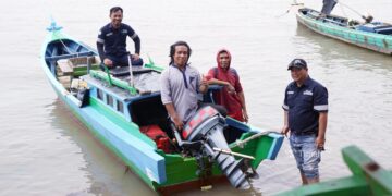 Serahkan Bantuan Mesin Tempel, PT Timah Konsisten Bantu Tingkatkan Hasil Tangkapan Nelayan