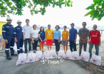 PT Timah Serahkan Bantuan Paket  Sembako untuk Warga Terdampak Banjir di Desa Lumut