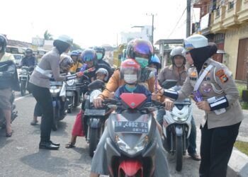 Bagikan Coklat Hingga Helm ke Pengguna Jalan, Ditlantas Polda Babel Apresiasi Masyarakat Tertib Lalu Lintas