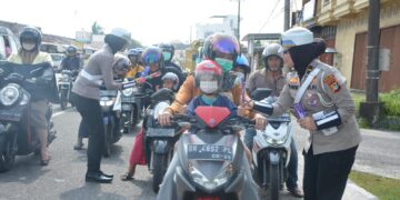 Bagikan Coklat Hingga Helm ke Pengguna Jalan, Ditlantas Polda Babel Apresiasi Masyarakat Tertib Lalu Lintas