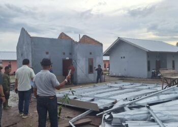 Beliadi Tinjau Langsung Lokasi Terdampak Angin Kencang di Beltim.