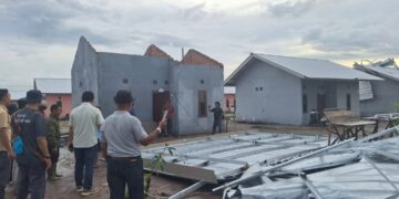 Beliadi Tinjau Langsung Lokasi Terdampak Angin Kencang di Beltim.