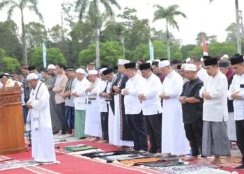 Eddy Iskandar Menunaikan Salat Idul Fitri di Halaman Kantor Gubernur Babel