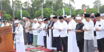 Eddy Iskandar Menunaikan Salat Idul Fitri di Halaman Kantor Gubernur Babel