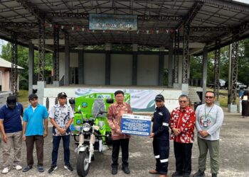 PT Timah Serahkan Bantuan untuk Komunitas Bank Sampah Nyiur Karya Lestari 