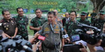 Hidayat Arsani Serahkan SK Hibah Tanah Ke Korem 045 Gaya