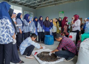 PT Timah Latih Ibu-ibu Sungailiat Olah Sampah Jadi Kompos Bernilai Ekonomis
