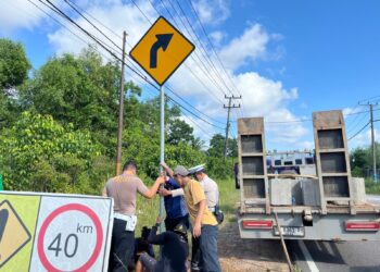 Cegah Kecelakaan, Ditlantas Polda Babel Pasang Rambu Lalu Lintas di Sejumlah Titik Rawan