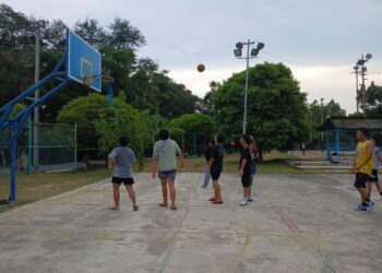 Optimalkan Aset untuk Dukung Olahraga Masyarakat, Puluhan Remaja Antusias Berlatih Basket di Lapangan PT Timah