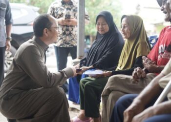 Bupati Bateng Serahkan BLT, Warga Diajak Bercanda Saat Terima Bantuan
