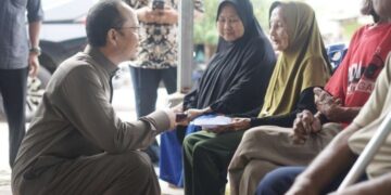 Bupati Bateng Serahkan BLT, Warga Diajak Bercanda Saat Terima Bantuan