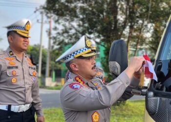 Dirlantas Babel Bagikan Bendera ke Pengendara, Tumbuhkan Nasionalisme dan Tertib Lalu Lintas