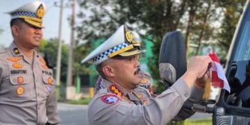 Dirlantas Babel Bagikan Bendera ke Pengendara, Tumbuhkan Nasionalisme dan Tertib Lalu Lintas